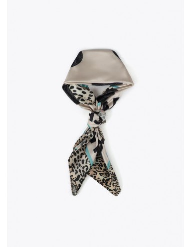 Pañuelo Lola Casademunt con Topos y Logo Animal Print - pañuelo atado con un nudo.