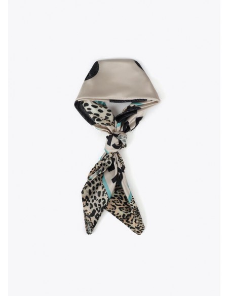 Pañuelo Lola Casademunt con Topos y Logo Animal Print - pañuelo atado con un nudo.