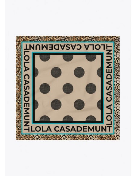 Pañuelo Lola Casademunt con Topos y Logo Animal Print - imagen en plano del pañuelo abierto