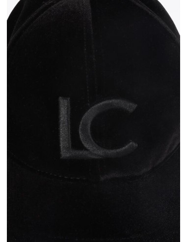 Visera de Terciopelo Negro con Logo – Lola Casademunt - detalle del logo en la visera