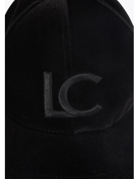 Visera de Terciopelo Negro con Logo – Lola Casademunt - detalle del logo en la visera