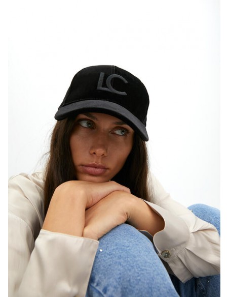 Modelo vistiendo visera de Terciopelo Negro con Logo – Lola Casademunt - vista frontal