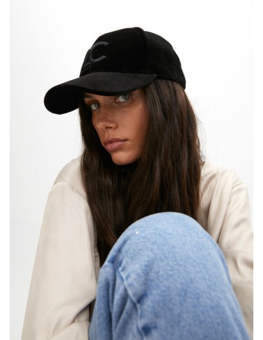 Modelo vistiendo la visera de Terciopelo Negro con Logo – Lola Casademunt - vista lateral