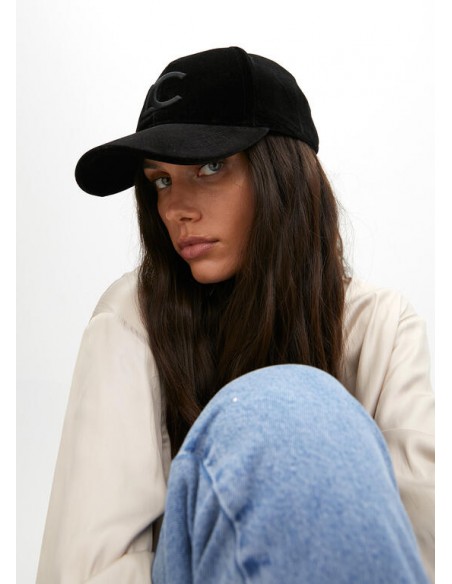 Modelo vistiendo la visera de Terciopelo Negro con Logo – Lola Casademunt - vista lateral