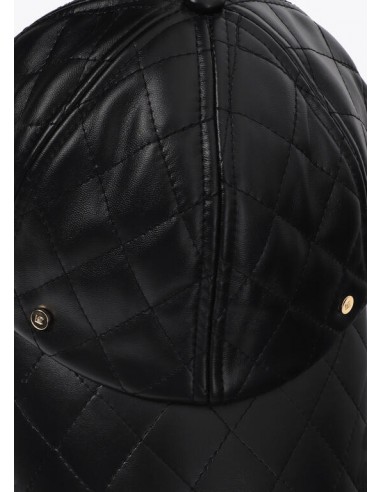 Visera Acolchada Efecto Piel Negra – detalle de la textura de la visera