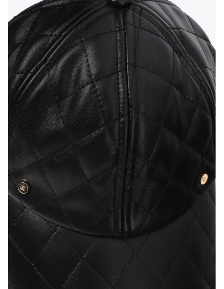 Visera Acolchada Efecto Piel Negra – detalle de la textura de la visera