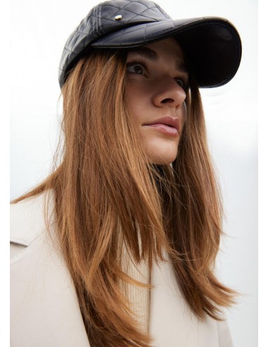 Visera Acolchada Efecto Piel Negra – Lola Casademunt - Modelo viste la visera de lado