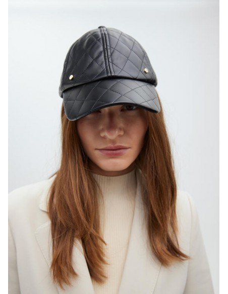 Visera Acolchada Efecto Piel Negra – Lola Casademunt - Modelo viste la visera de frente