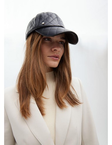 Visera Acolchada Efecto Piel Negra – Lola Casademunt - Modelo viste la visera de lado