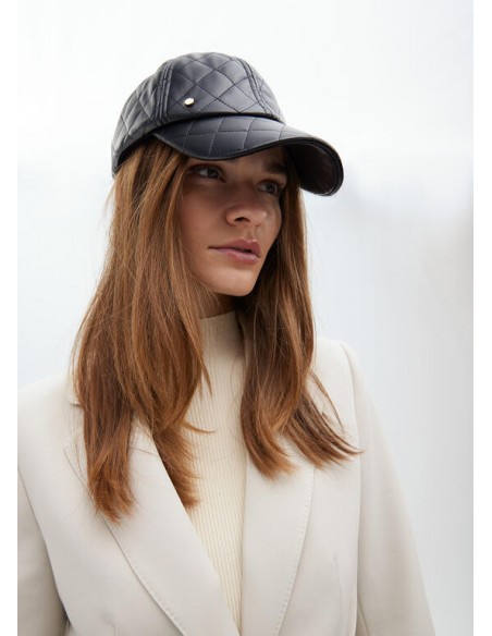 Visera Acolchada Efecto Piel Negra – Lola Casademunt - Modelo viste la visera de lado