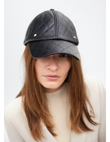 Visera Acolchada Efecto Piel Negra – Lola Casademunt - Modelo viste la visera de frente