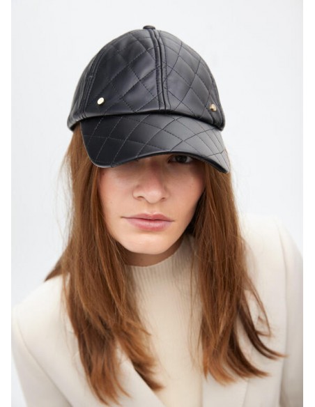 Visera Acolchada Efecto Piel Negra – Lola Casademunt - Modelo viste la visera de frente