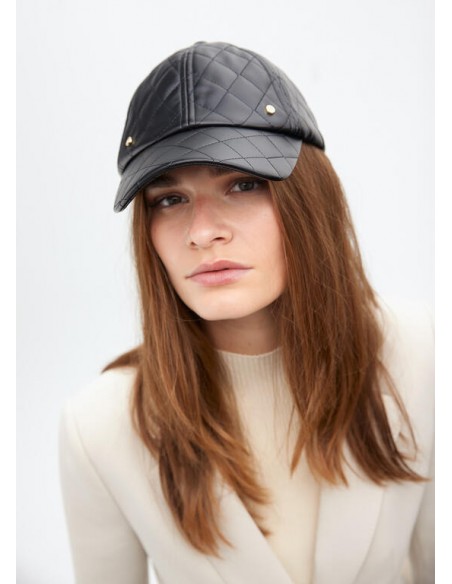 Visera Acolchada Efecto Piel Negra – Lola Casademunt - Modelo viste la visera de frente