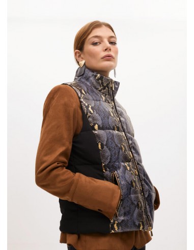 Chaleco acolchado animal print con detalles dorados Lola Casademunt