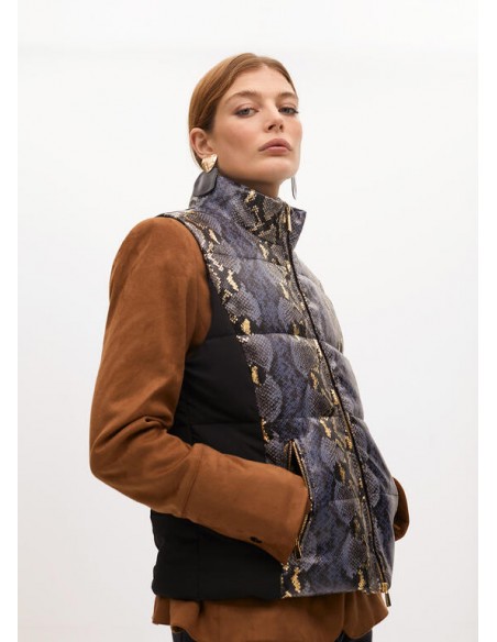 Chaleco acolchado animal print con detalles dorados Lola Casademunt