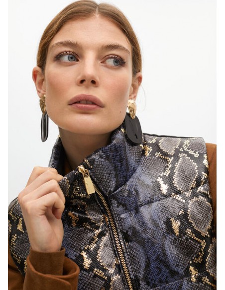 Chaleco acolchado animal print con detalles dorados Lola Casademunt