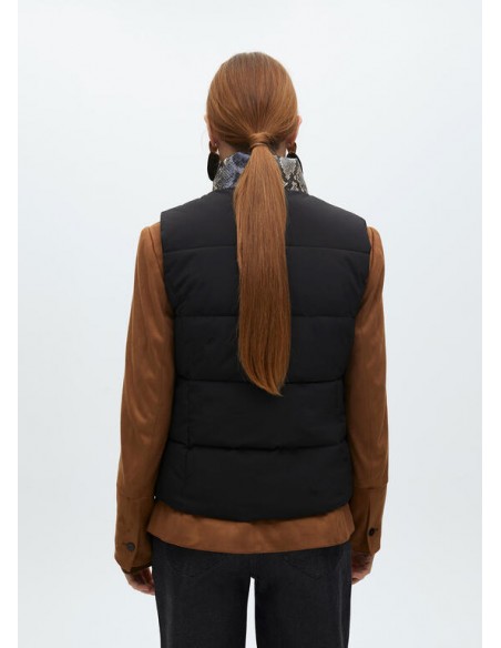 Chaleco acolchado animal print con detalles dorados Lola Casademunt