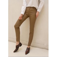 Pantalón "Adrales" beige de piel sintética de tiro medio y con corte skinny. 2