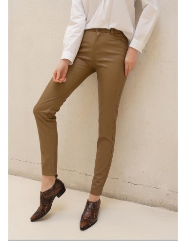Pantalón "Adrales" beige de piel sintética de tiro medio y con corte skinny.