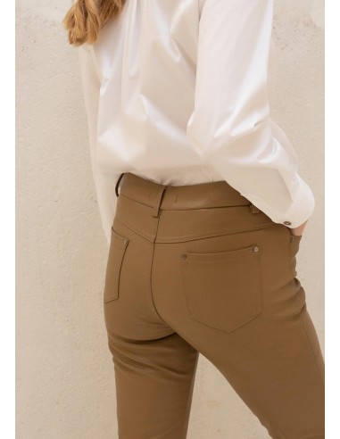 Pantalón "Adrales" beige de piel sintética de tiro medio y con corte skinny.