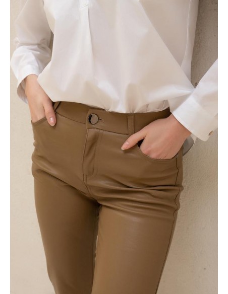 Pantalón "Adrales" beige de piel sintética de tiro medio y con corte skinny.