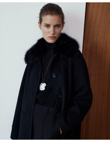 Abrigo midi de lana reciclada YERSE con cuello de pelo – Negro