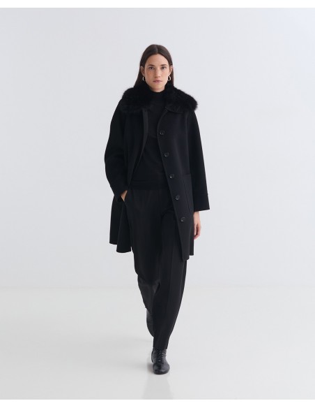 Abrigo midi de lana reciclada YERSE con cuello de pelo – Negro