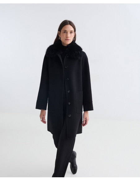 Abrigo midi de lana reciclada YERSE con cuello de pelo – Negro