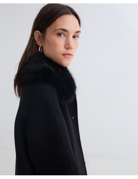 Abrigo midi de lana reciclada YERSE con cuello de pelo – Negro