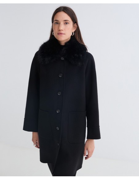 Abrigo midi de lana reciclada YERSE con cuello de pelo – Negro