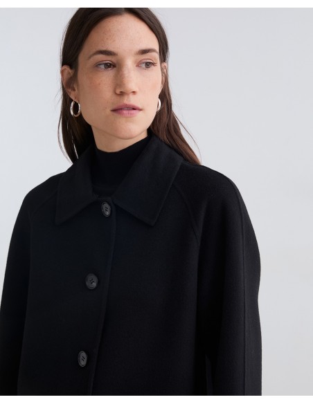 Abrigo midi de lana reciclada YERSE con cuello de pelo – Negro