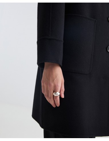 Abrigo midi de lana reciclada YERSE con cuello de pelo – Negro