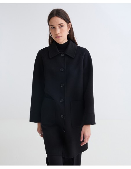 Abrigo midi de lana reciclada YERSE con cuello de pelo – Negro