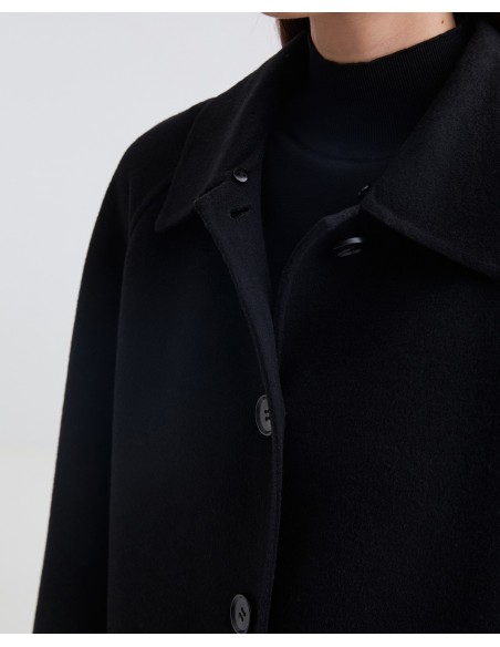 Abrigo midi de lana reciclada YERSE con cuello de pelo – Negro