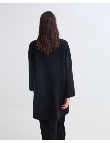 Abrigo midi de lana reciclada YERSE con cuello de pelo – Negro