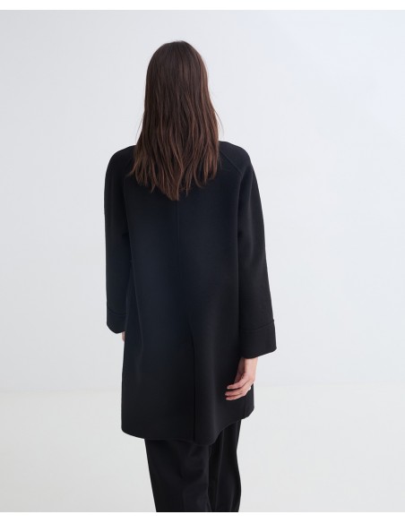 Abrigo midi de lana reciclada YERSE con cuello de pelo – Negro