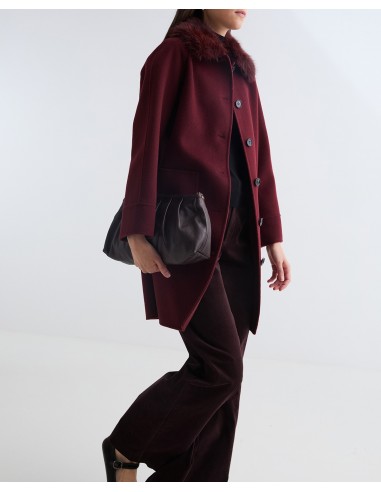 Abrigo midi de lana reciclada YERSE con cuello de pelo – Burdeos