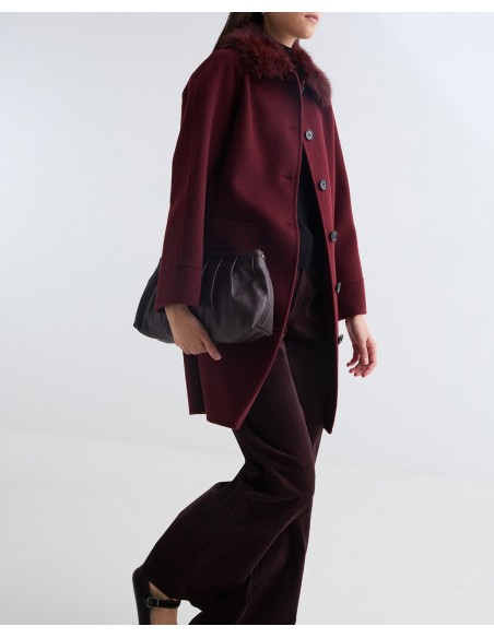 Abrigo midi de lana reciclada YERSE con cuello de pelo – Burdeos