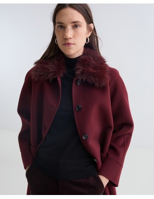 Abrigo midi de lana reciclada YERSE con cuello de pelo – Burdeos