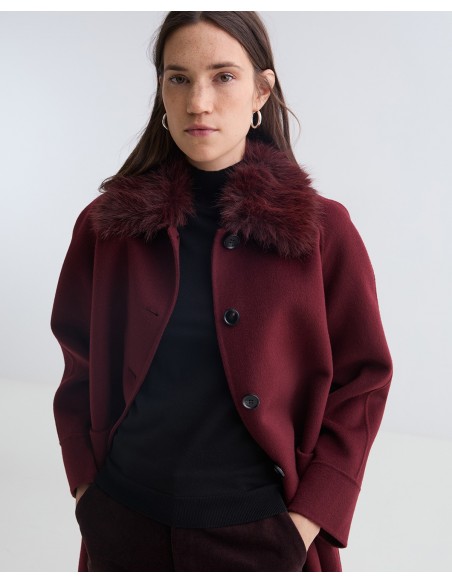 Abrigo midi de lana reciclada YERSE con cuello de pelo – Burdeos