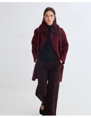 Abrigo midi de lana reciclada YERSE con cuello de pelo – Burdeos