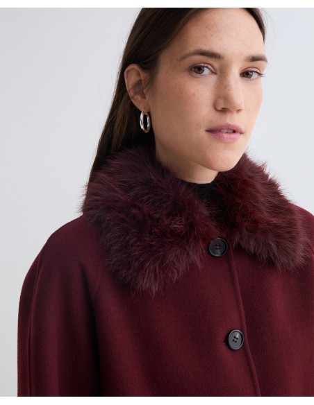 Abrigo midi de lana reciclada YERSE con cuello de pelo – Burdeos