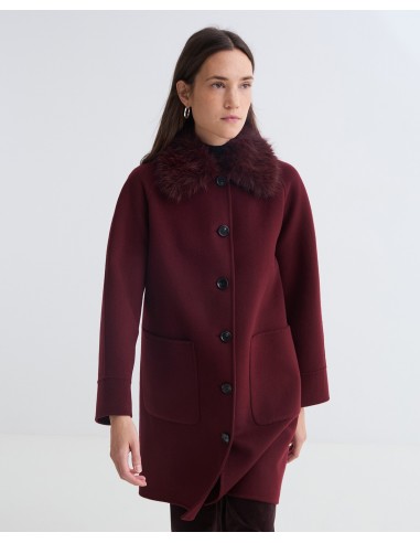 Abrigo midi de lana reciclada YERSE con cuello de pelo – Burdeos