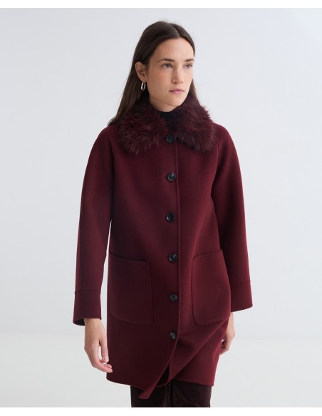 Abrigo midi de lana reciclada YERSE con cuello de pelo – Burdeos