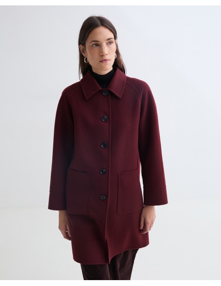 Abrigo midi de lana reciclada YERSE con cuello de pelo – Burdeos