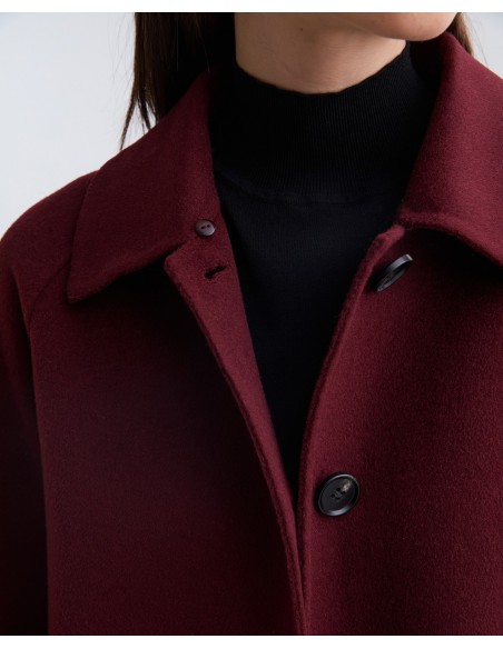 Abrigo midi de lana reciclada YERSE con cuello de pelo – Burdeos