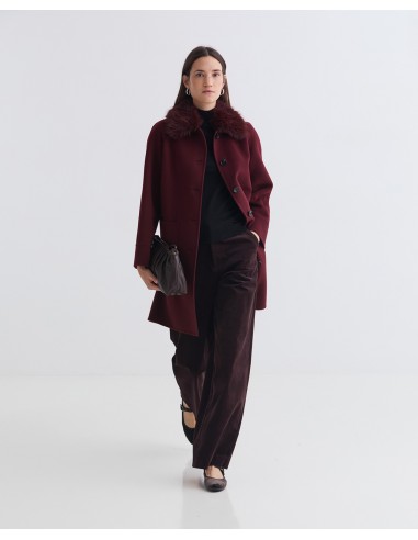 Abrigo midi de lana reciclada YERSE con cuello de pelo – Burdeos
