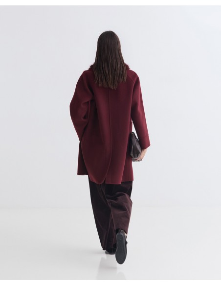 Abrigo midi de lana reciclada YERSE con cuello de pelo – Burdeos
