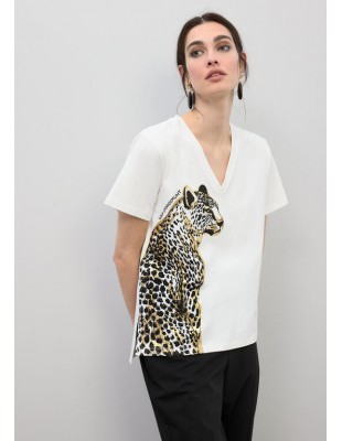 Camiseta blanca con cuello pico y estampado animal con abalorios - Lola Casademunt