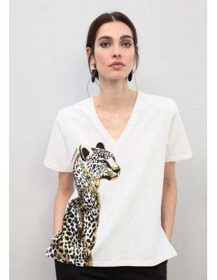 Camiseta blanca con cuello pico y estampado animal con abalorios - Lola Casademunt 2